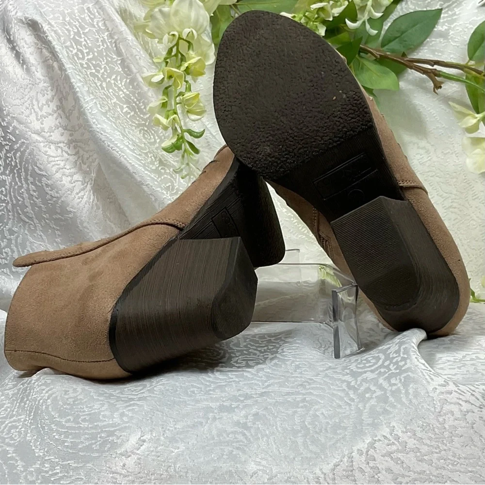 Coconuts by Matisse Tan suede ankle booties Women’s 7‎ 1/2 inbox excellent